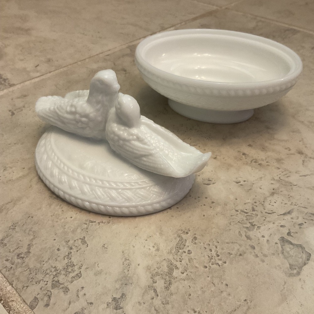 Milk Glass Love Birds Kissing Doves Basketweave Westmoreland Candy Dish Vintage - Picture 5 of 5